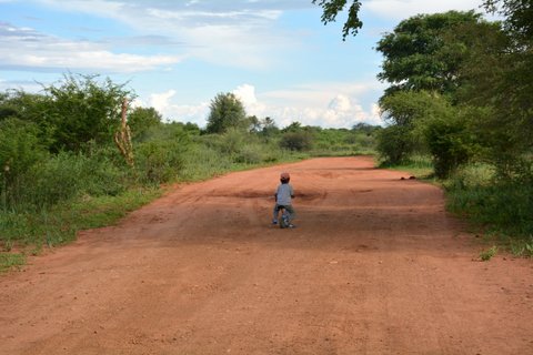 Kinderfahrrad auf rotem Feldweg, Reisen mit Kindern, Puky Laufrad