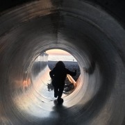 Tipps zum Reisen mit Kleinkind, Kind kommt unten an Tunnelrutsche raus, Reisen mit Kindern
