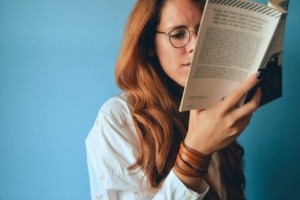 Frau mit Buch in Hand, lesend